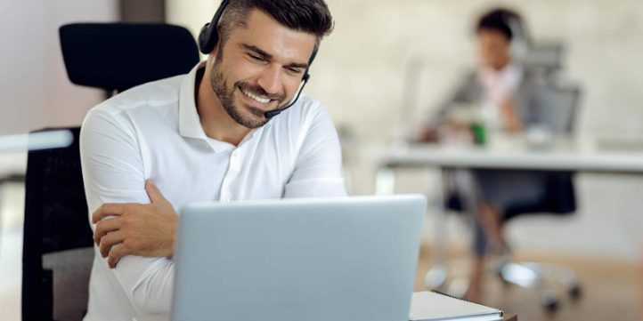 happy-businessman-3 هوش مصنوعی در مرکز تماس